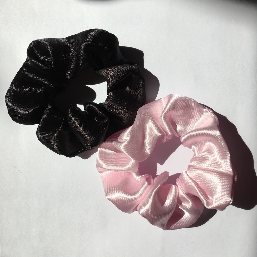 Set of 2 satin scrunchies in black and baby pink ! - Picture 2 of 4